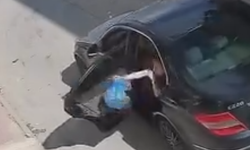Duyarsızlığın bu kadarı! Seyir halindeki araçtan çöp poşeti attılar!