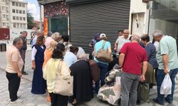 Vatandaş seyyarda satılan tişörtlere hücum etti