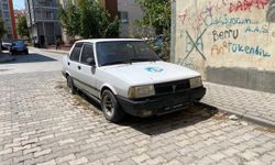 Kapısı açık ve plakasız hurda otomobil dikkat çekti