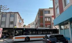 Belediye otobüsü elektrik direğini devirdi