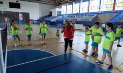 Badminton Okulu’nda minikler hem öğreniyor hem eğleniyor