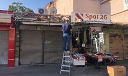 Hergün çatıya tırmanıp kedileri besliyor