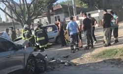 2 otomobil kafa kafaya çarpıştı!