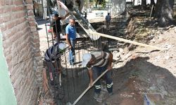 Yıkılan okul duvarı yeniden yapılıyor