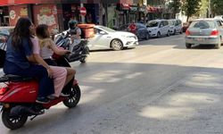 Kent merkezinde ilginç görüntü: 3 kadın 1 motosiklette