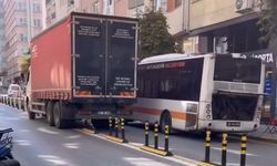 Bozulan otobüs yolu kapadı, kamyon dubaları çiğneyerek yoluna devam etti