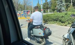 Kafasına takmadığı kaskla motosikletin plakasını kapattı