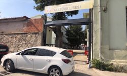 Atatürk Lisesi'nin kapısına kamyon takıldı