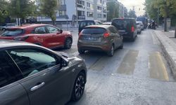 Eskişehir'de okulun ilk günü uzun araç kuyrukları oluştu
