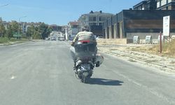 Kaskı kafasına değil motosikletin demirine taktı