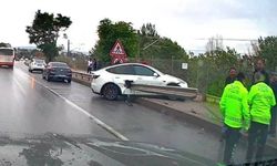 Kontrolden çıkan Tesla bariyere saplandı!