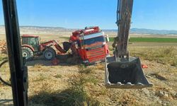 22 ton soğan yüklü tır tarlaya saplandı