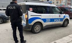 Polis aracına çarpıp kaçtı
