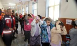 Öğrencilere uygulamalı deprem tatbikatı!