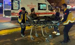 Yaralı sedyede bile telefonunu bırakmadı