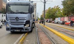 Kontrolden çıkan tır tramvay yoluna girdi