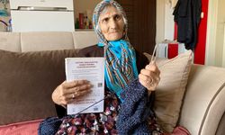 Engeline rağmen kitap okumaktan ve örgü örmekten vazgeçmiyor