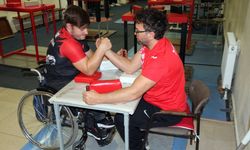 Aynı engele sahip olan öğrencisi ile bilek güreşi yapıyor