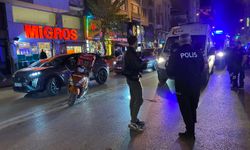 Motosiklet önce yayaya, sonra otomobile çarptı: 2 yaralı