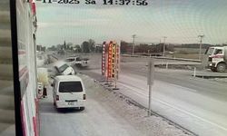 Sokağa dönmek isteyen otomobile arazi aracı çarptı!