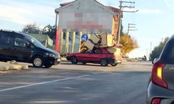 Koltuk takımını otomobiline yükledi