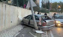 Kontrolden çıkan araç aydınlatma direğine çarpıp hurdaya döndü