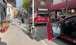 Sokak ortasına otomobilini bırakıp işlerini halletmeye gitti