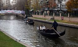 Eskişehir'de soğuk havaya rağmen gondol keyfi yaptılar