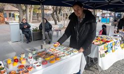 Evinde ürettiği estetik mumları stantta vatandaşlarla buluşturuyor