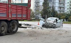 Eskişehir'de kamyona çarpan otomobilin sürücüsü hayatını kaybetti