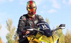 İron-Man kaskı ile dolaşan motosikletli dikkat çekiyor