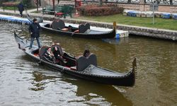 Dondurucu soğuğa rağmen Porsuk’ta gondol keyfi sürüyor