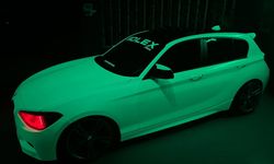 Gündüz beyaz, geceleri ise yeşil rengi ile parlıyor