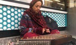Sokak müzisyeni santuruyla dikkat çekiyor