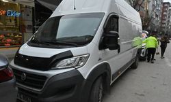 Kamyonet sol şeritte taksiden inen kadının ayağını ezdi