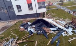 Fırtınada uçan çatı dairenin içine girdi