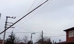 Seyitgazi'de dev bayrak direği elektrik tellerinin üzerine devrildi