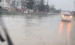 Yağış sonrası çevre yolu 'göle' döndü, bazı araçlar yolda kaldı