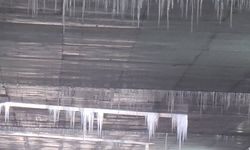 Alt geçitteki buz sarkıtı araç camını kırdı