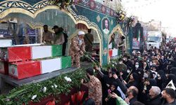 İran'da şiddet eylemlerinde ölen güvenlik güçleri ve sivilleri binlerce kişi uğurladı