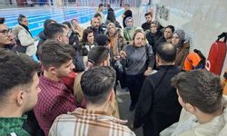 Olimpik yüzme havuzunda uygulamalı eğitim