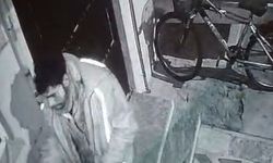 Balkondaki motosiklet ekipmanlarını çaldı