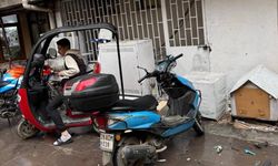 Binadan dökülen parçalar aşağıdaki motosikletlere zarar verdi