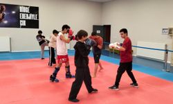 Genç sporcular Kick Boks ile zamanlarını sporla değerlendiriyor