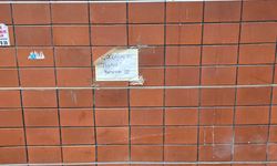 Duvara asılan not dikkat çekti: “Çocuğunuza tuvalet yaptırmayın”