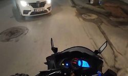 Önüne bir anda çıkan araçtan kıl payı kurtuldu