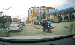 Cumhuriyet Bulvarı'nda motosikletli kuryeden ters yön ihlali