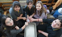 Atık kağıtlar el emeğiyle yeniden dönüşüyor