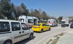 Eskişehir'de kamyonun sürüklediği araçtan burunları kanamadan çıktılar!