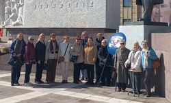 Eskişehir Kanserle Yaşam Derneği'nden anıta çelenk